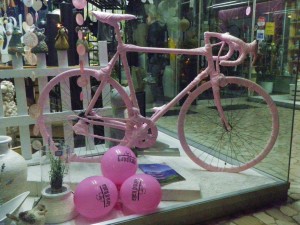 Schaufensterdeko in Schlanders - alles in rosa