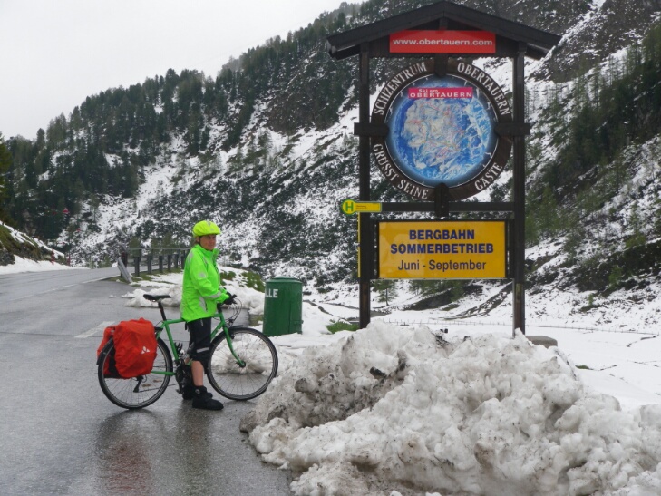 Obertauern ist Ende Mai leblos und zeigt die Sünden des Skitourismus - nicht nur wegen des Schnees.