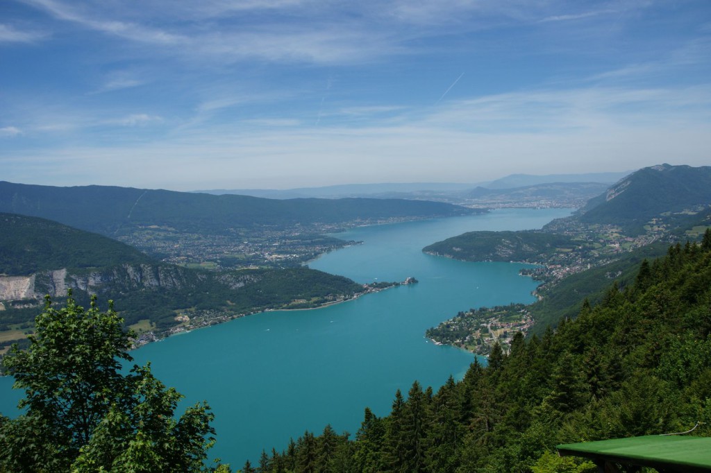 Postkartenmotiv vom Col de la Forclaz: Der Blick auf den Lac d'Annecy
