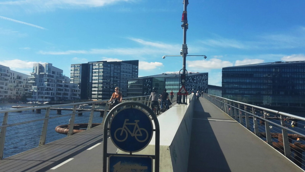 Viel Raum für Radfahrer und Fußgänger - hier ein eigene Brücke dafür.