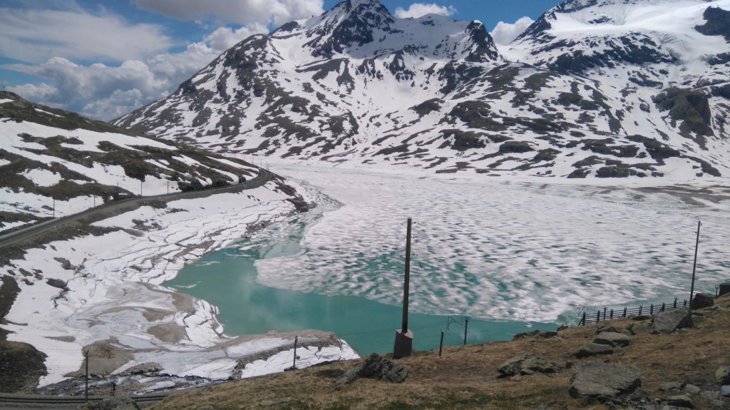 Am Berninapass war der See noch ordentlich mit Eis belegt.